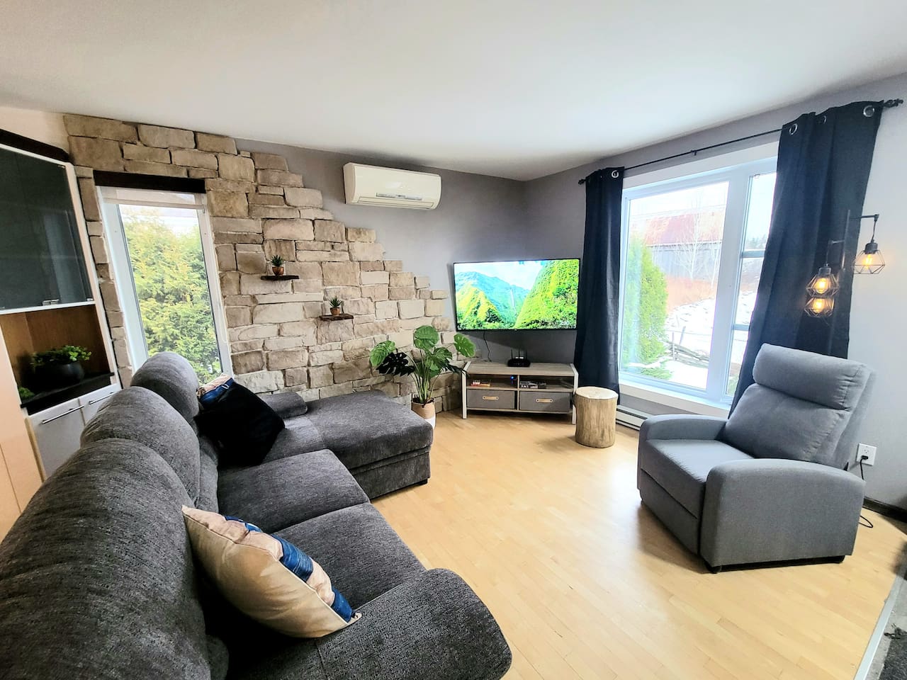 Salon du rez-de-chaussée avec TV intelligente!