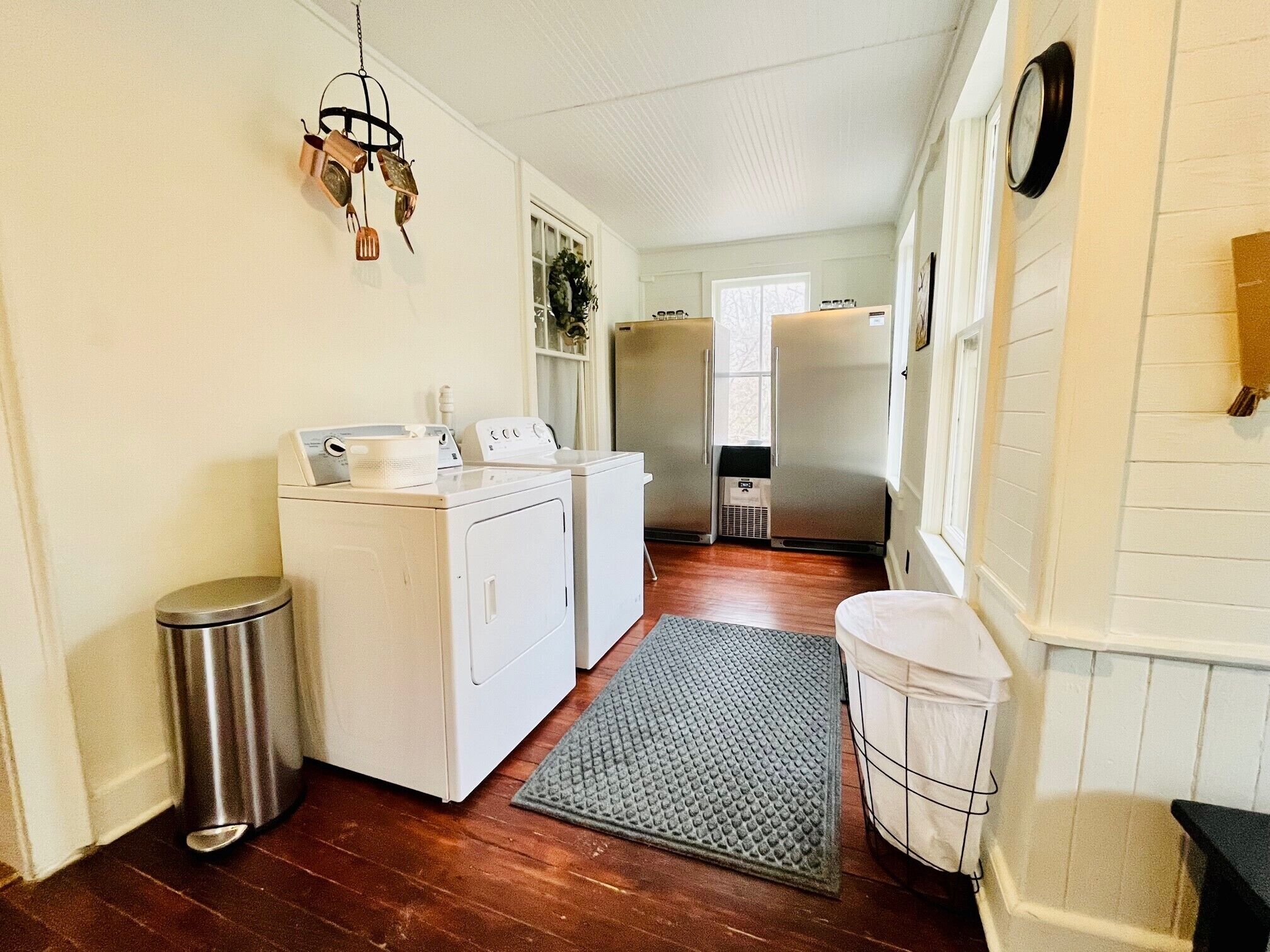 There is a W/D, extra fridges and ice maker in the mudroom