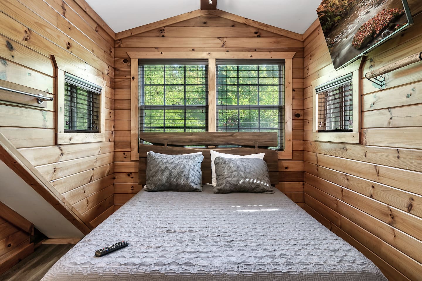 queen bed upper level
