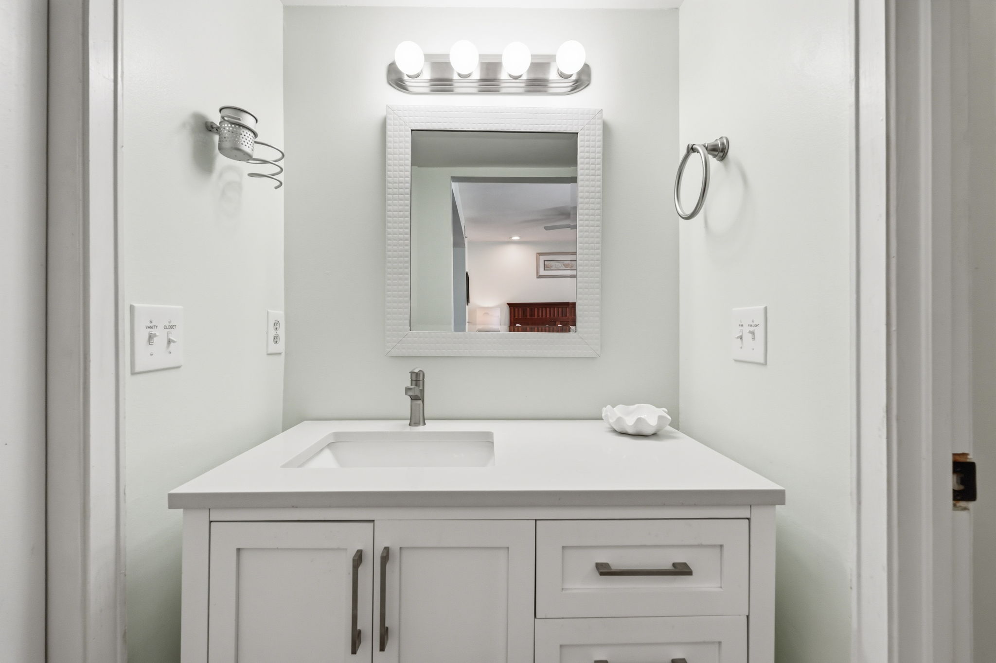 Guest bathroom with full tub/shower