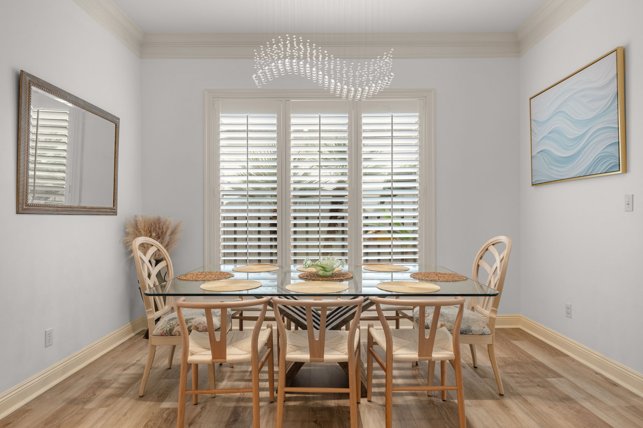 Comfortable seating for 6