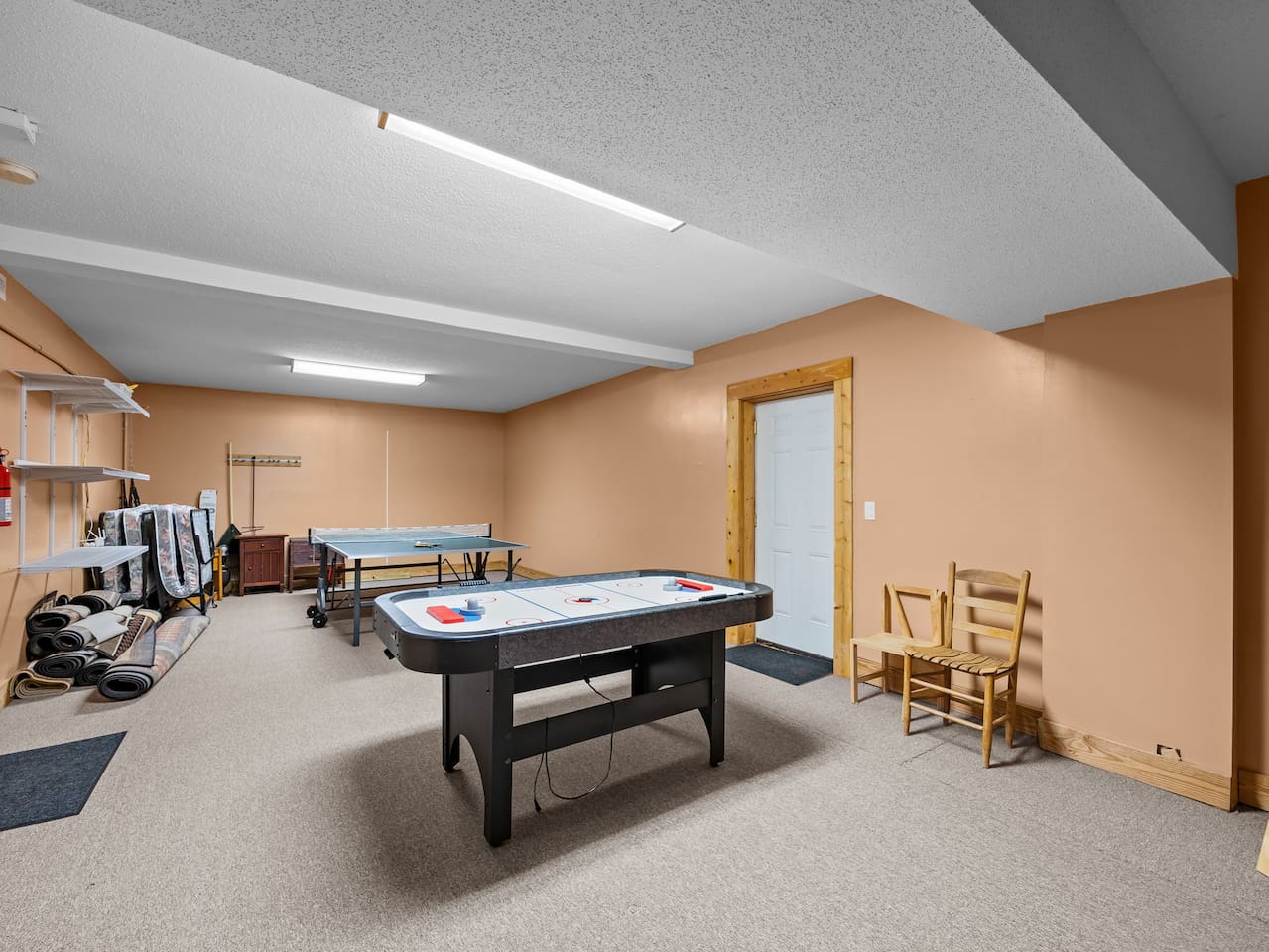 Entertainment area of the cabin - pingpong - air hockey- and more