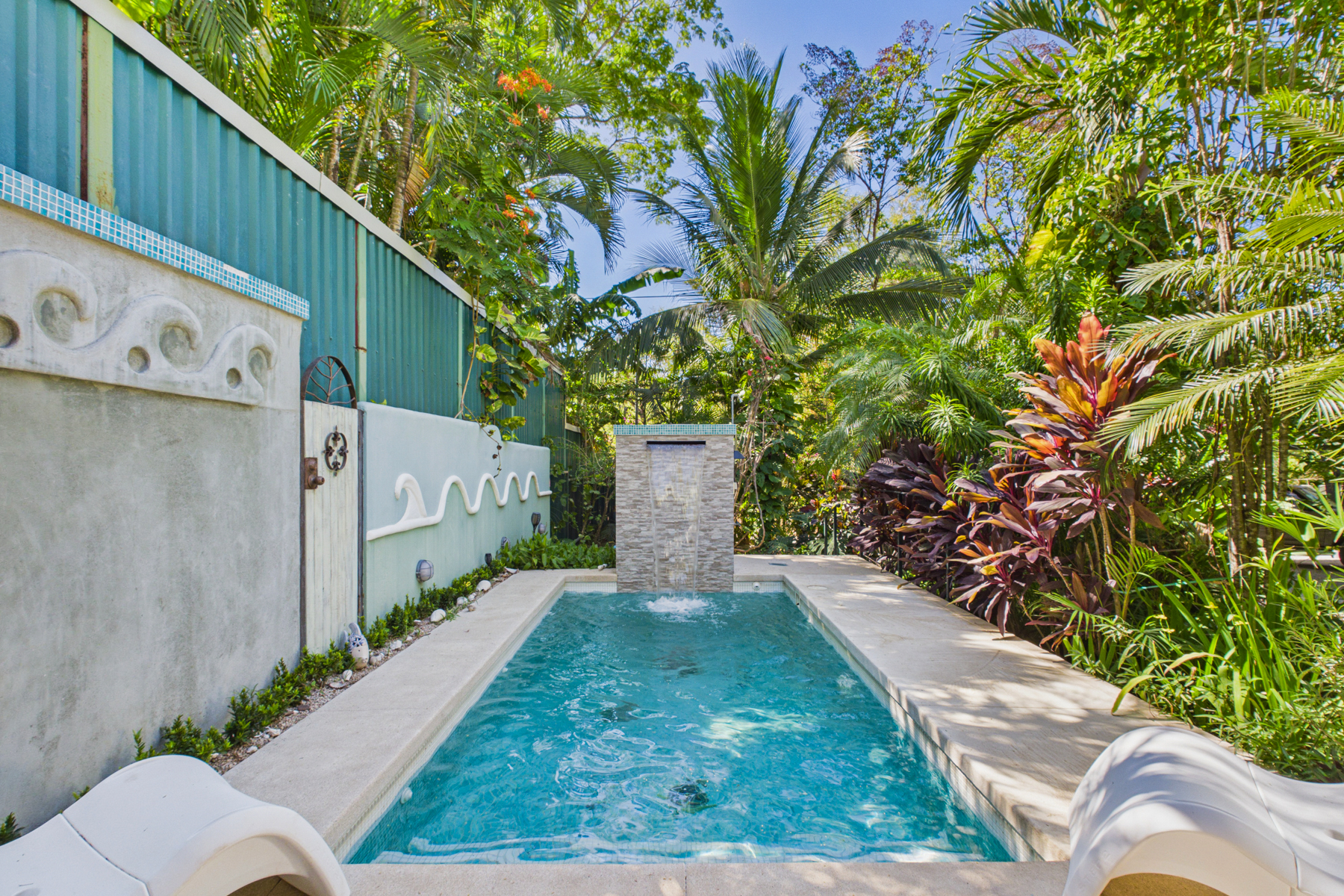 5 foot deep private plunge pool with fountain