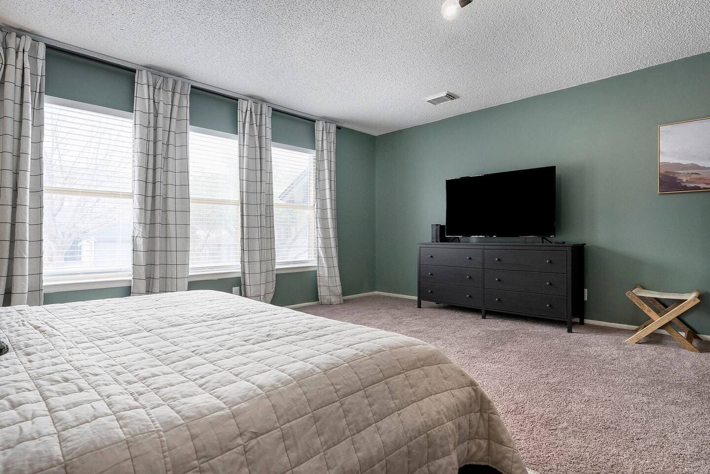 Tuck yourself to sleep by watching your favorite TV show straight from the bed.