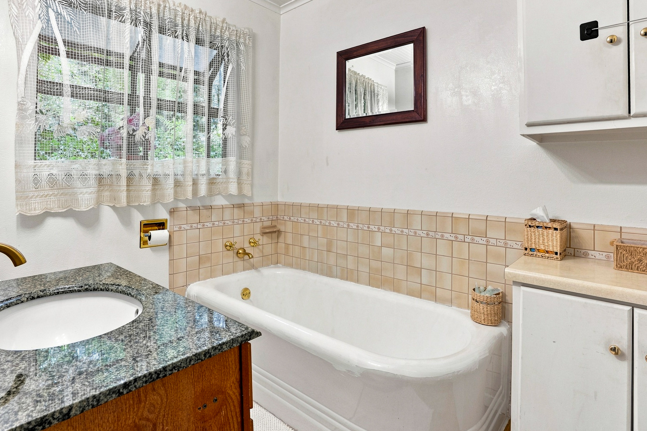 Full Bathroom 1 with Tub