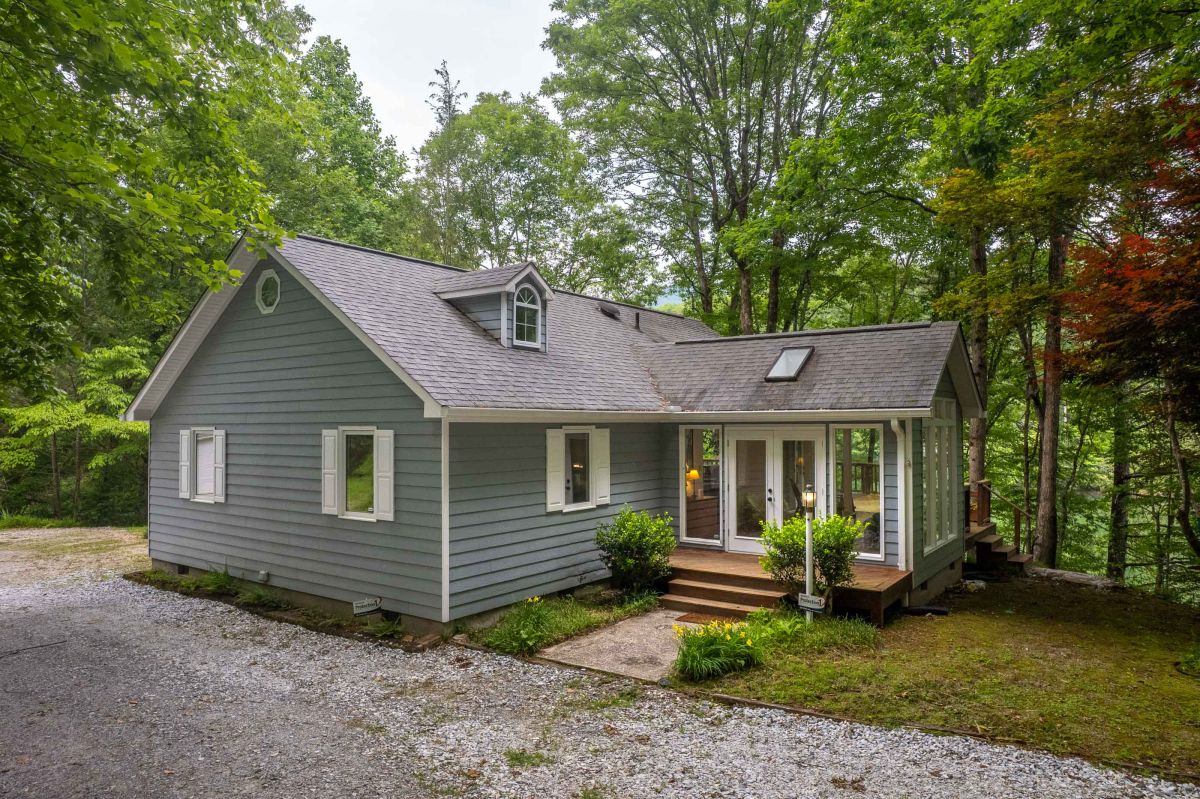 Charming Cabin Retreat: Explore nature from your stylish getaway with scenic woodland views!

