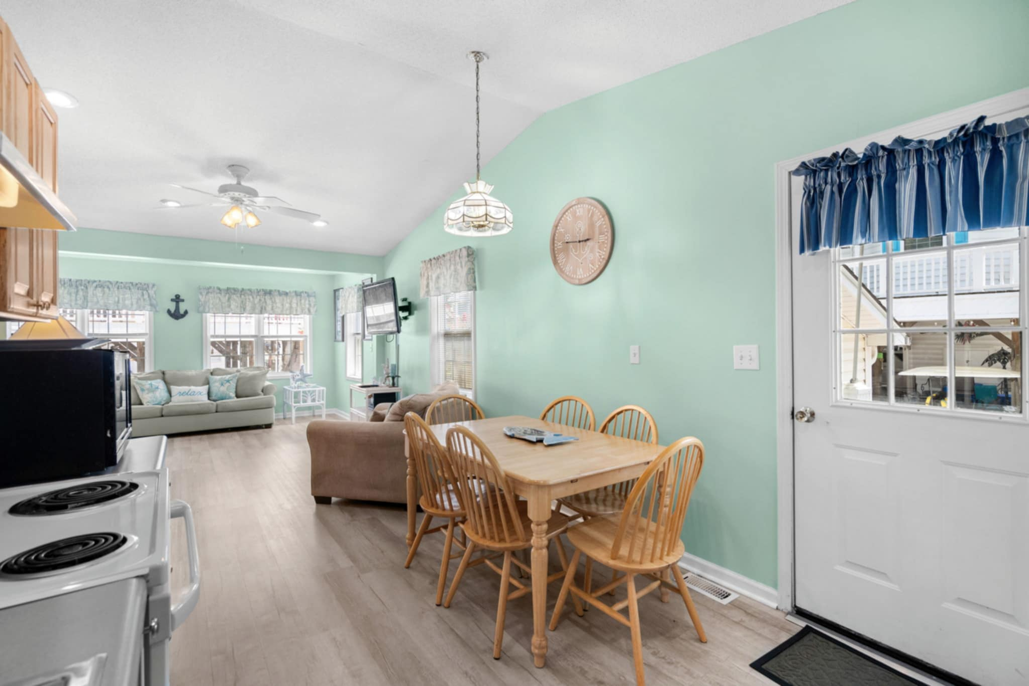 Seating for 6 in kitchen