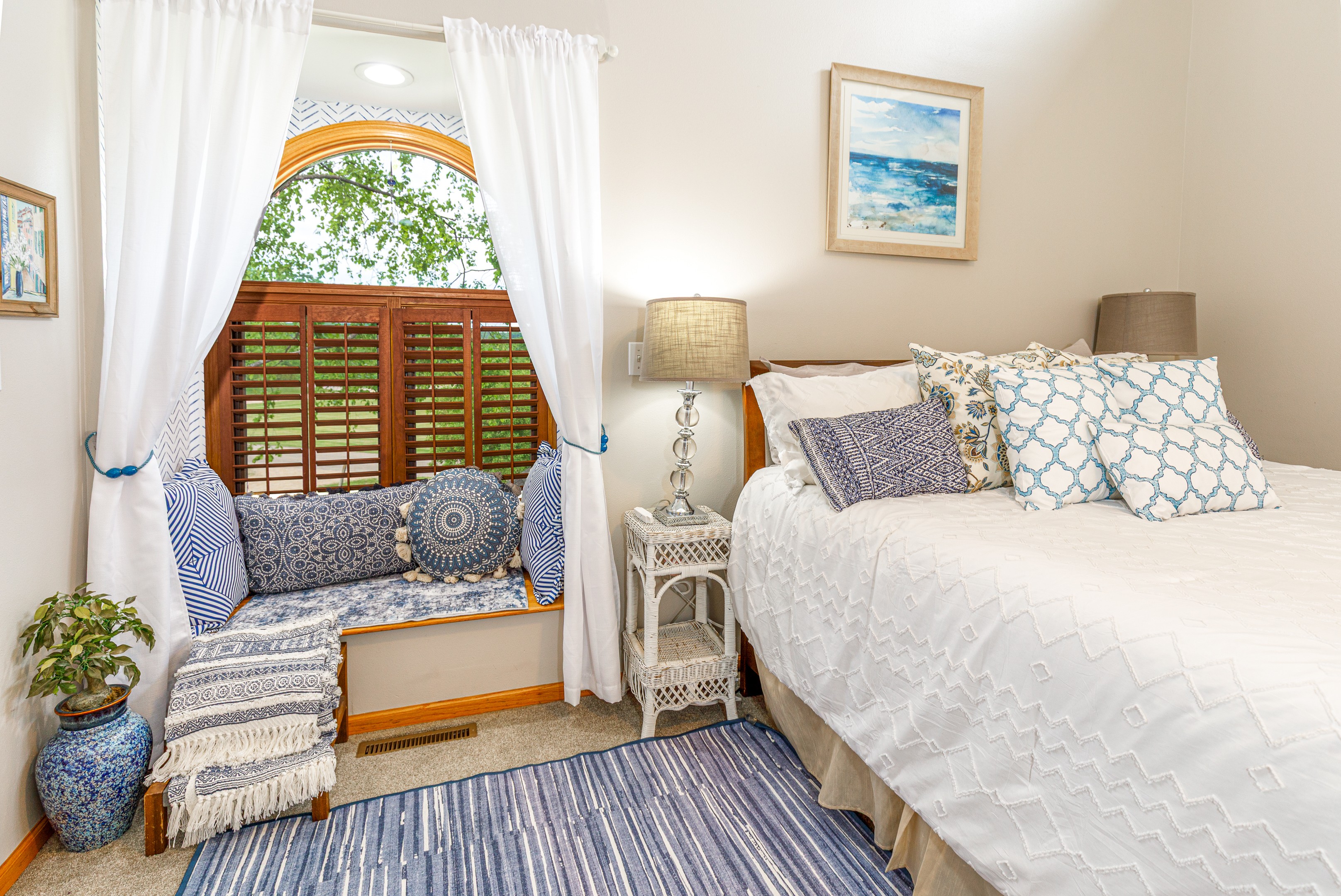 Upstairs bedroom #2 with a King bed + a twin bed, ideal for those traveling with a child and an ensuite bathroom.  Cozy up to in the nook with a great book. 