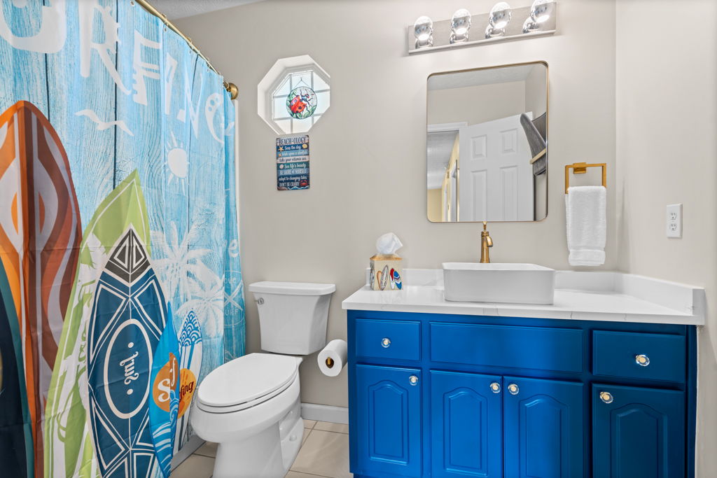 Upstairs Bathroom-Shower/Tub Combo
