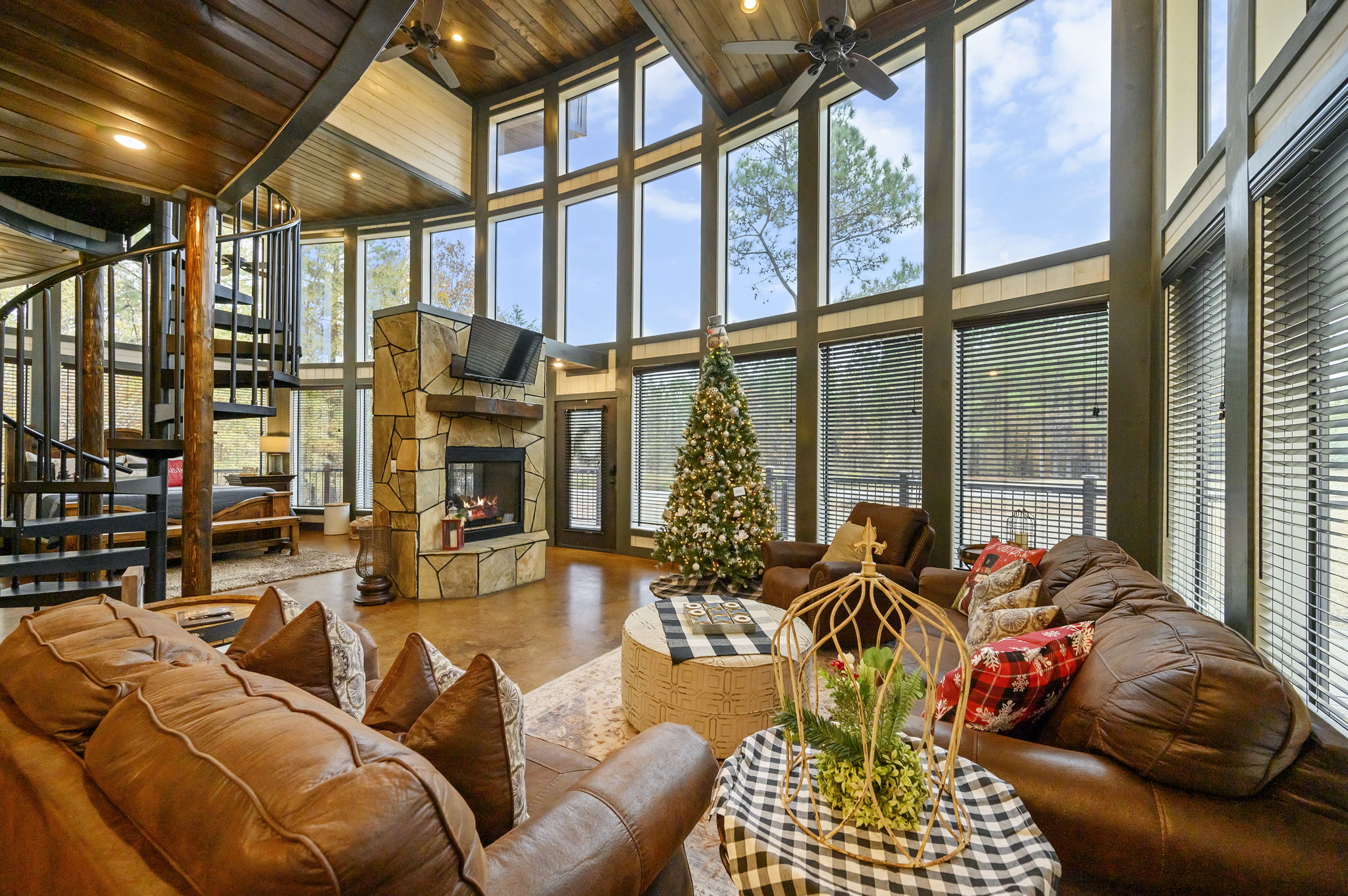 The living room at Round Here Buzz is all comfort and cozy vibes 🌲✨ Sink into the plush seating, enjoy the warm fireplace glow, and unwind in your own peaceful corner of Hochatown. Movie nights and lazy mornings welcome here 💫🕯️ 