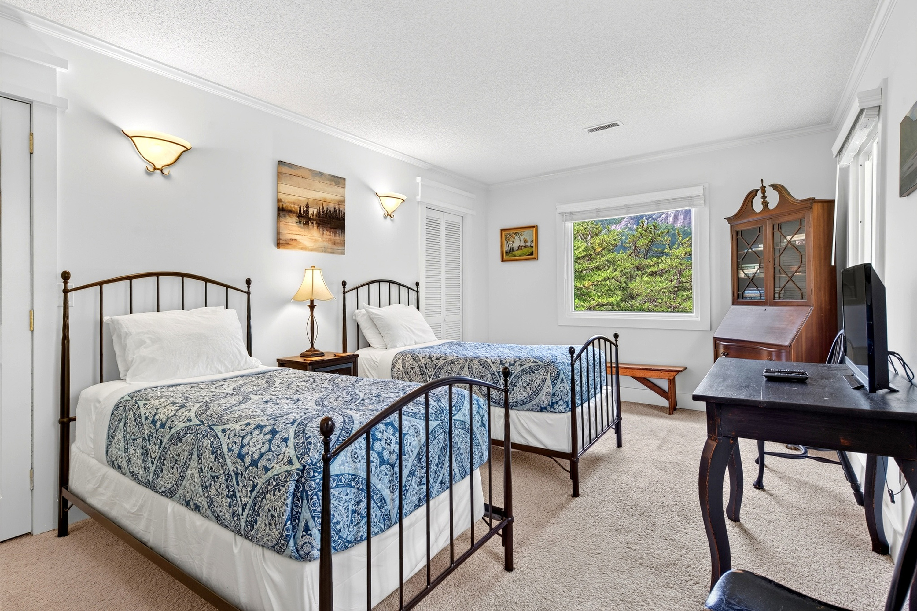 This room is perfect for teens or kids