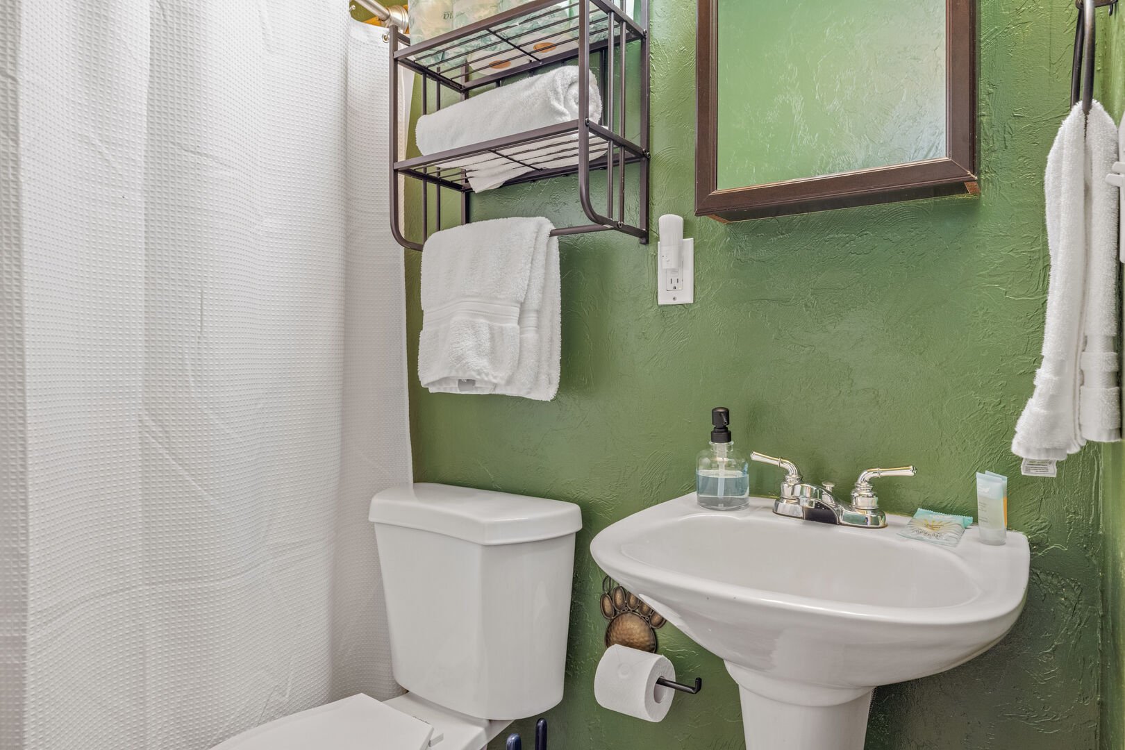 Shared full bathroom on upper level