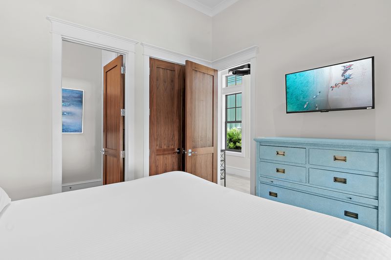 Bedroom 2 (First Floor) - King Bed with Private Bathroom 