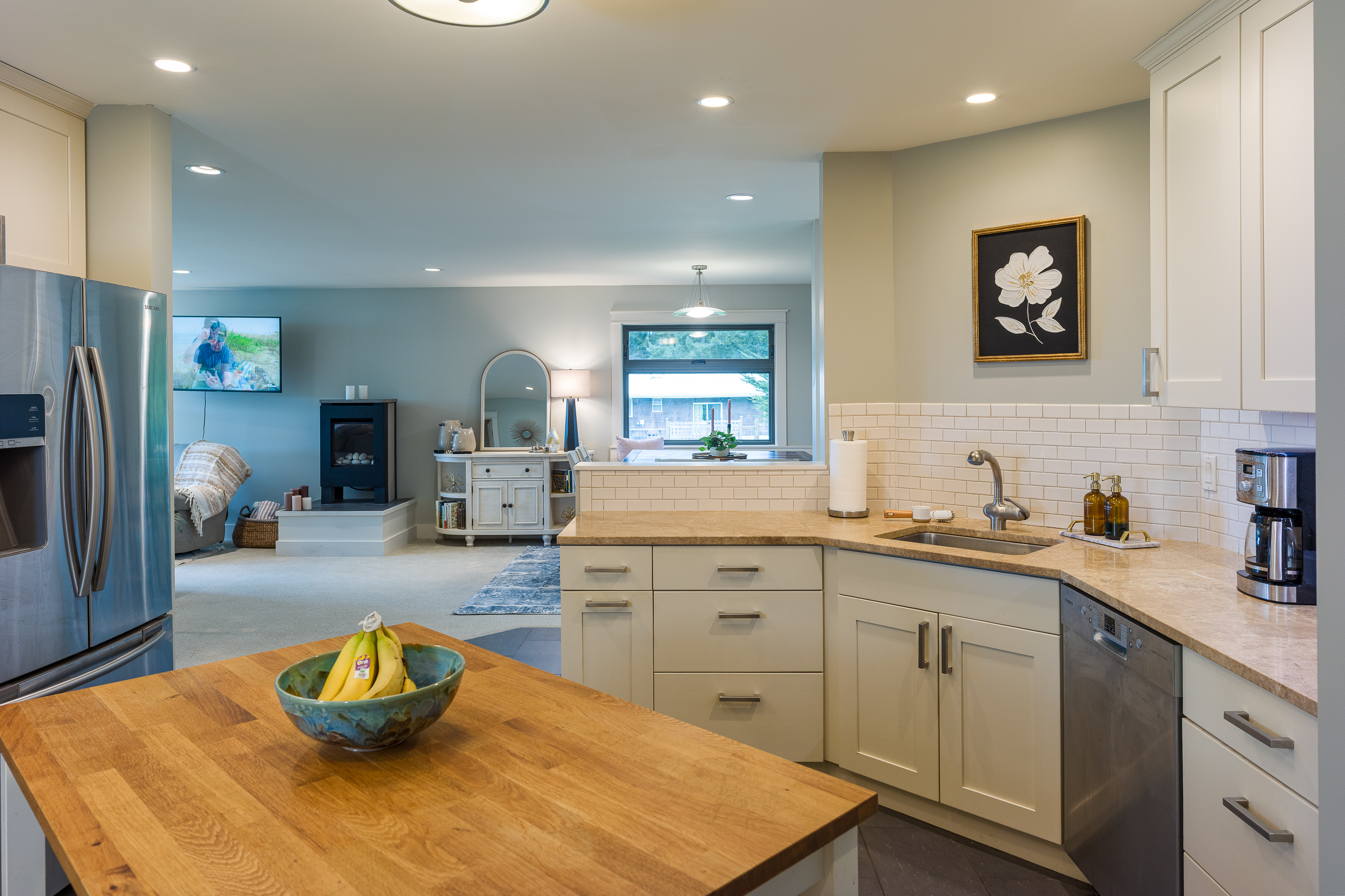 Equipped with spacious fridge, freezer and dishwasher, this kitchen makes extended stays simple and stress-free.