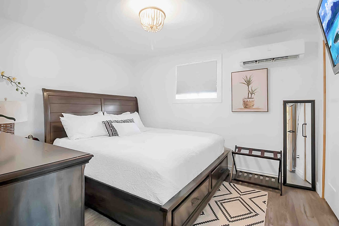 Master bedroom w. King bed