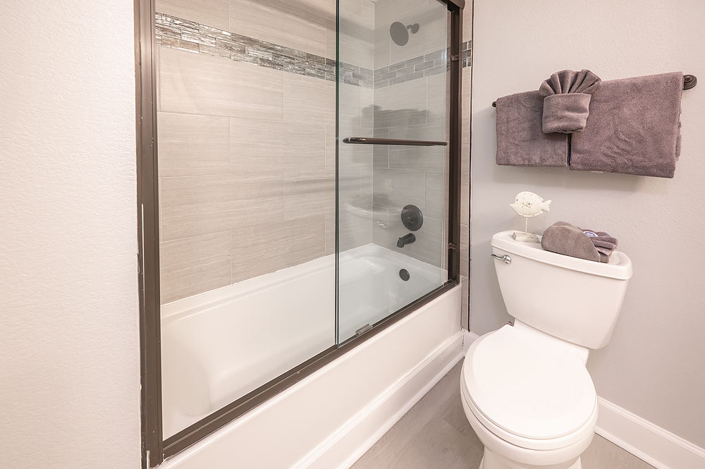 Guest ready master bathroom with tub/shower combination