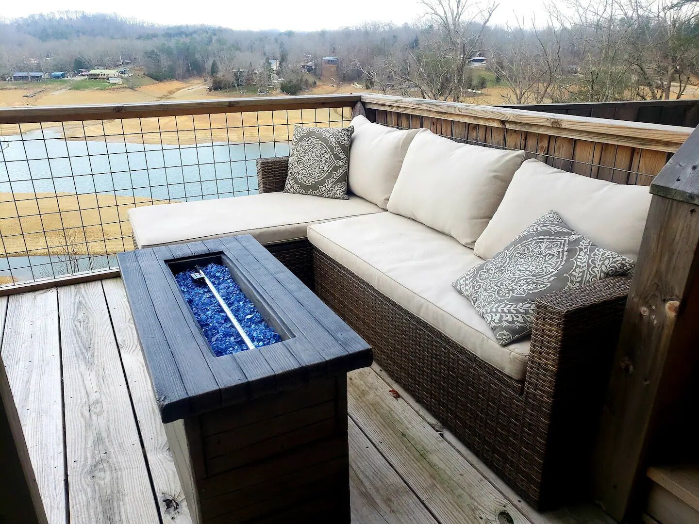 Fire table overlooking the lake (Lake view at lower winter levels)