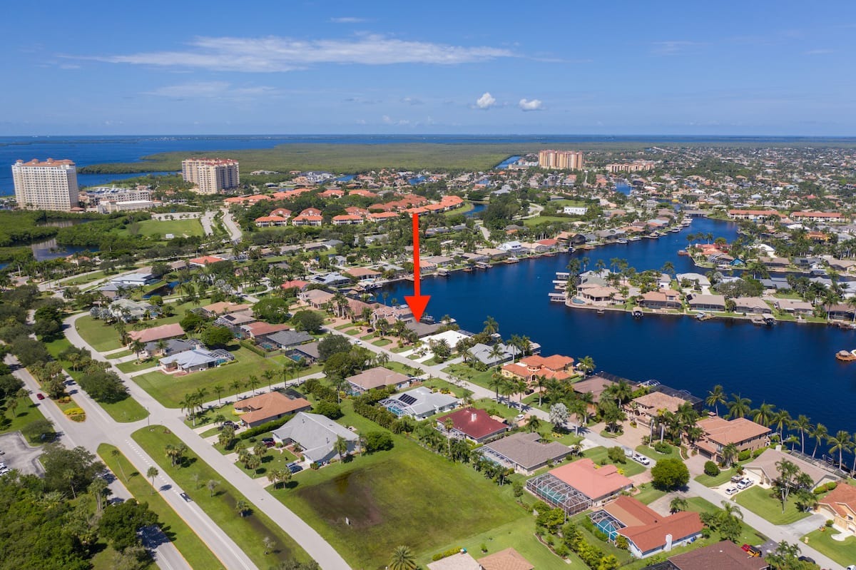 Just a quick 10-minute boat ride to Manatee Mile and easy access to the Gulf. 