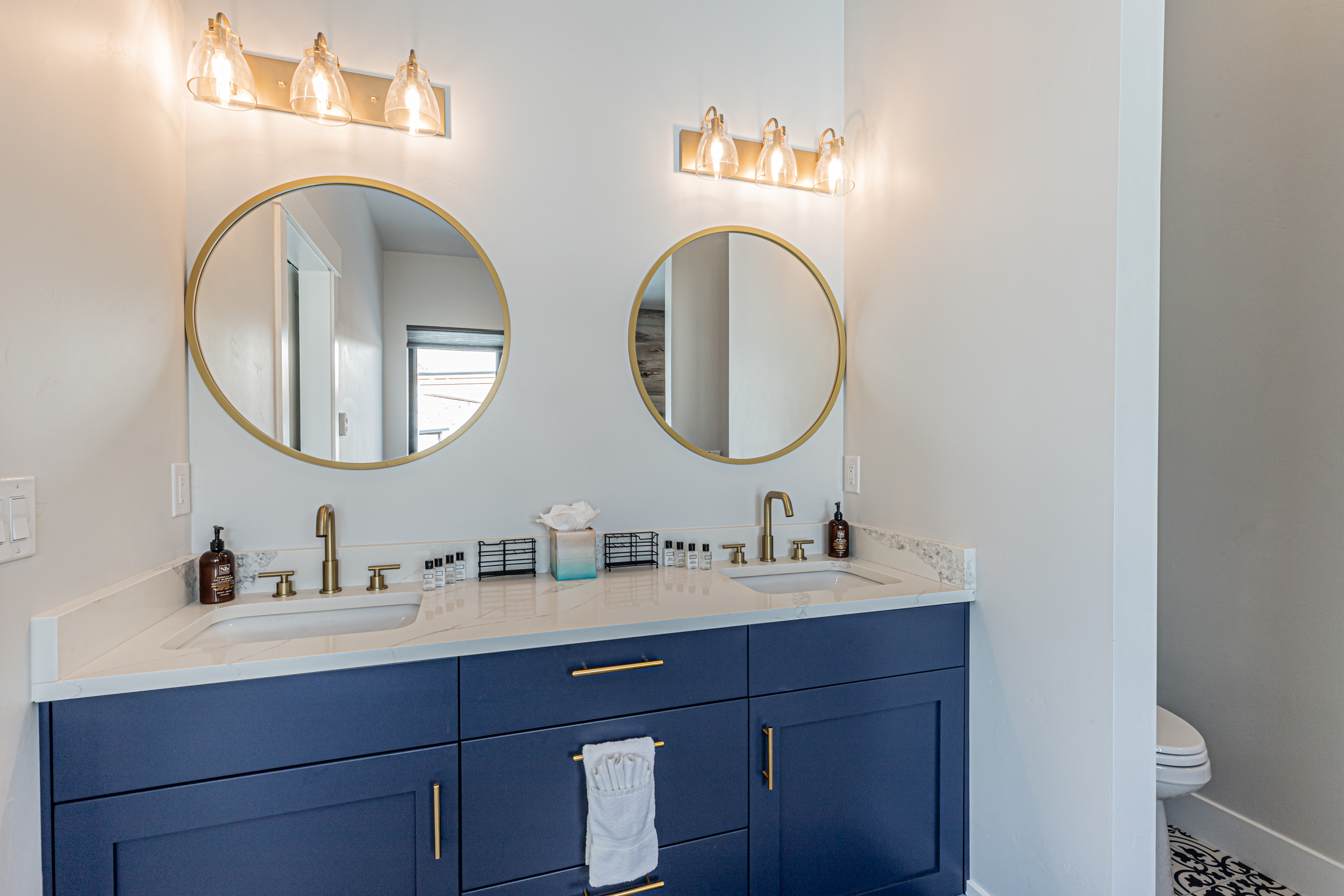 Upper Level - Ensuite Bathroom #1