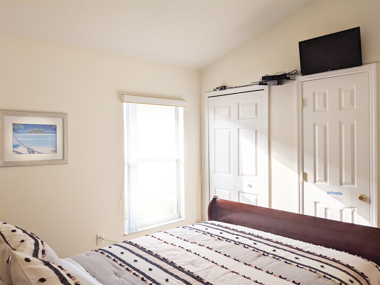 Queen Bed with private bathroom, TV in all the bedrooms!