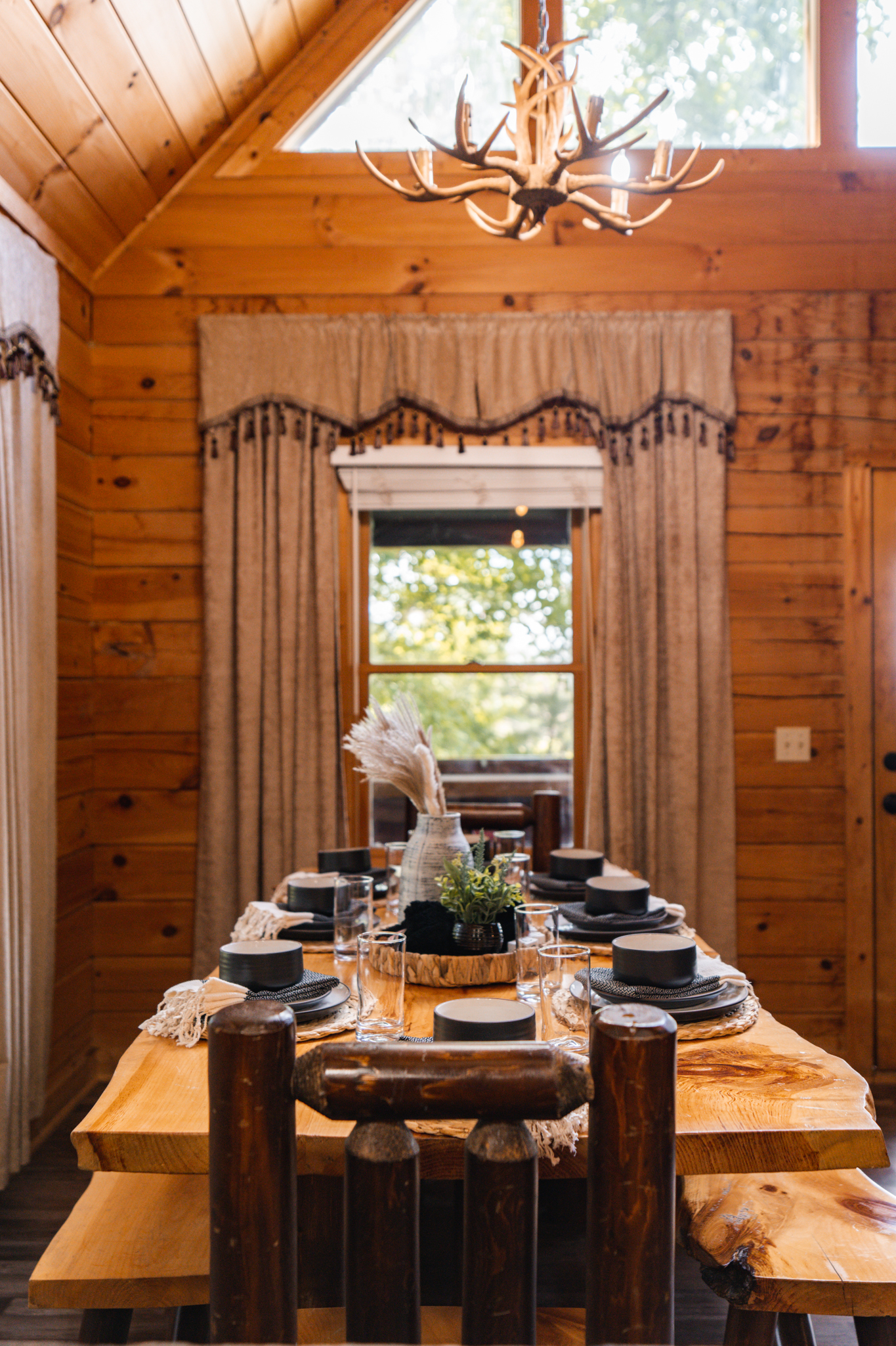 The dining room table can easily accommodate the whole group for a gourmet meal.