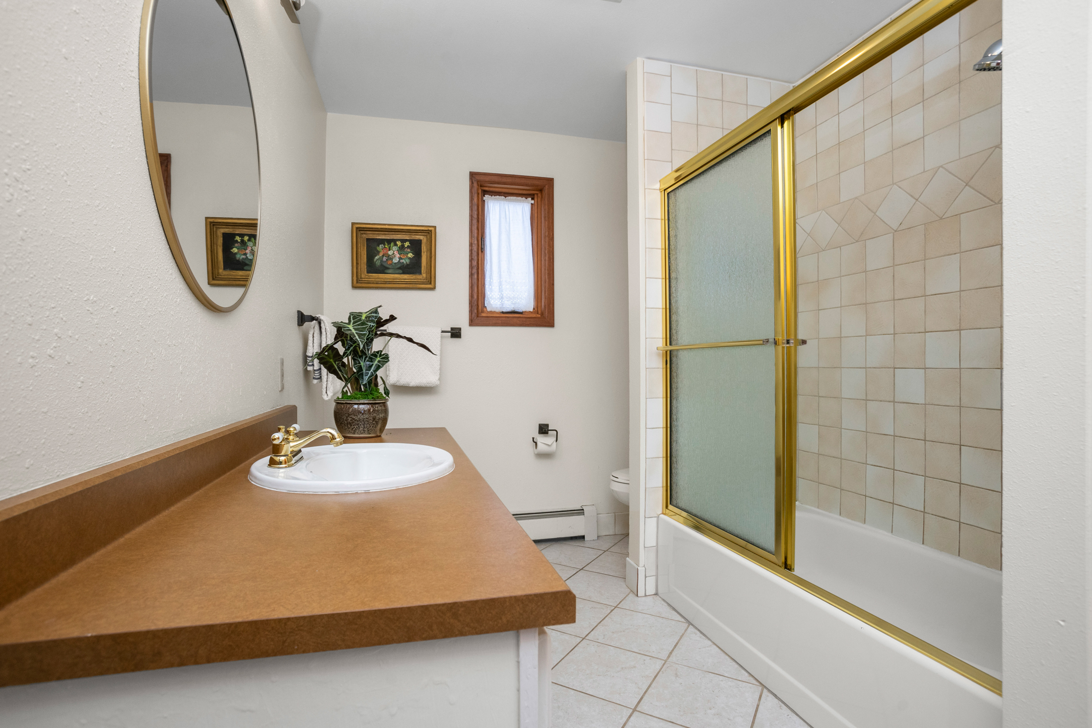 Ground Level - Ensuite Bathroom 1 - Bathtub and Shower