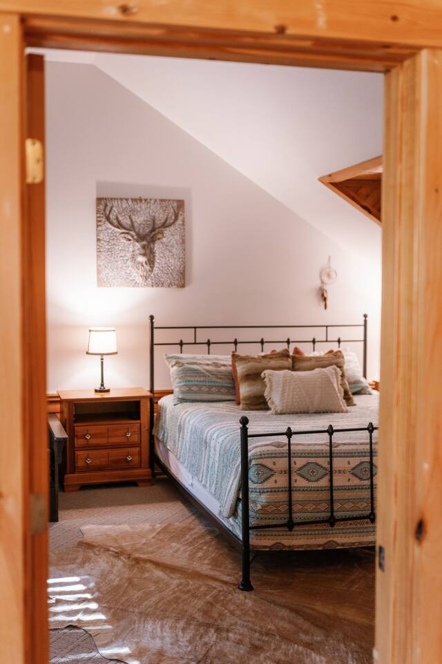 Second upstairs bedroom