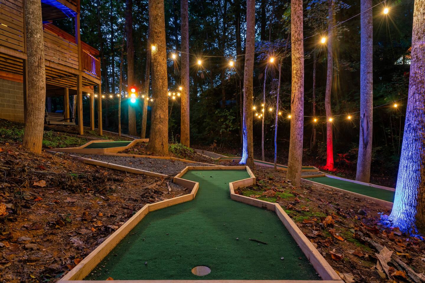 6 putting greens. Putters and golf balls included.