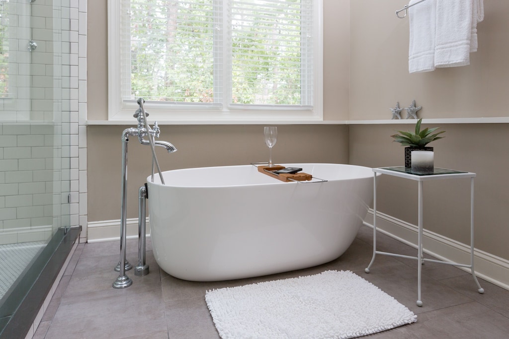 Wonderful soaking tub!