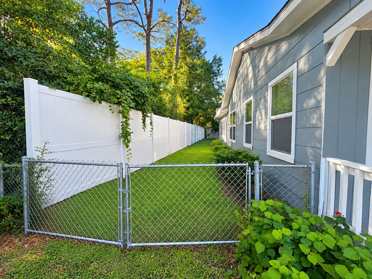 Gated yard access from driveway