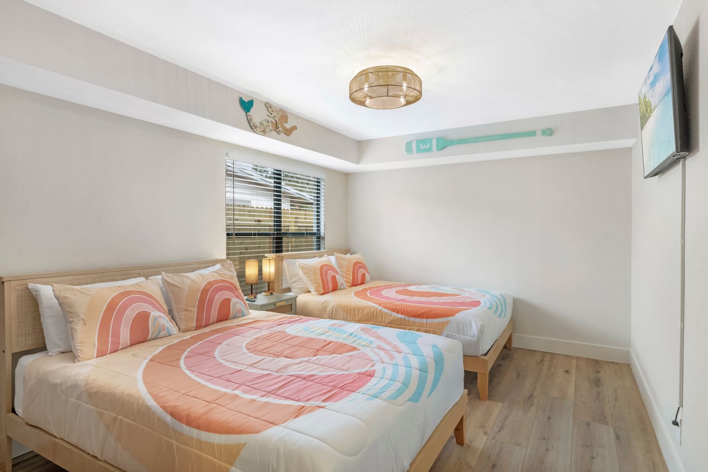 2 Queen Bedroom (Sleeps 4), New Memory Foam Mattresses, 40-in TV