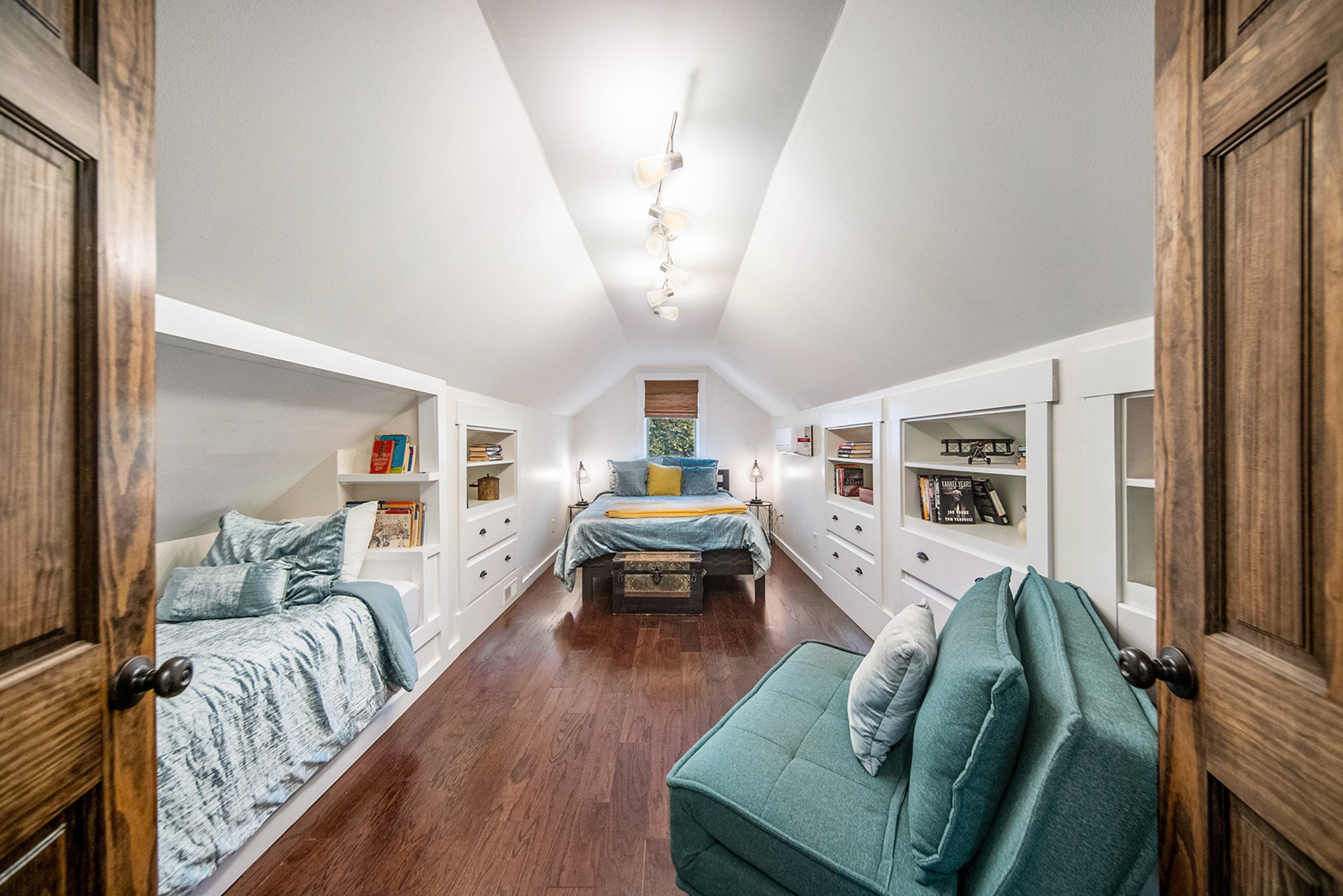 Bedroom 1, Queen, Twin XL, Twin sleeper chair.