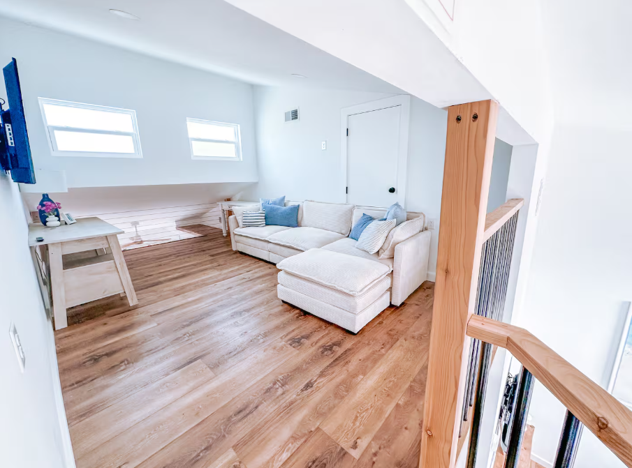 Fun loft space up the spiral staircase - Queen Sleeper sofa and Smart TV - perfect for the kids