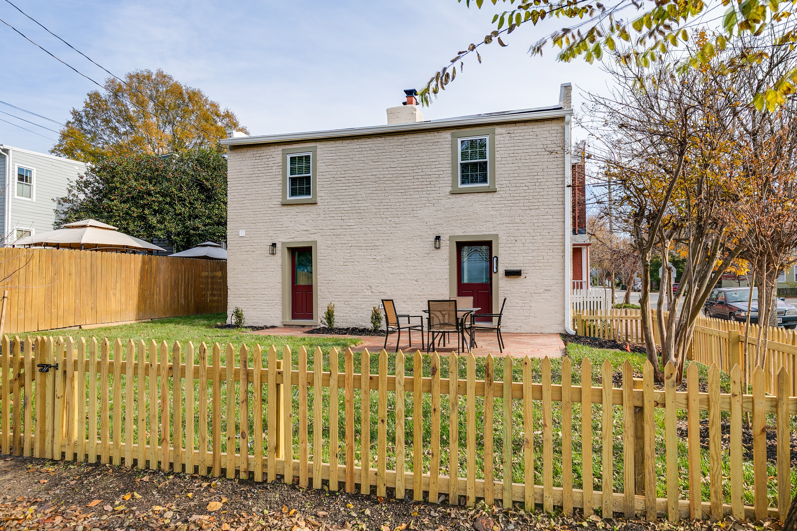 Outdoor Oasis: Enjoy al fresco dining in a private garden, perfect for relaxation and fun!