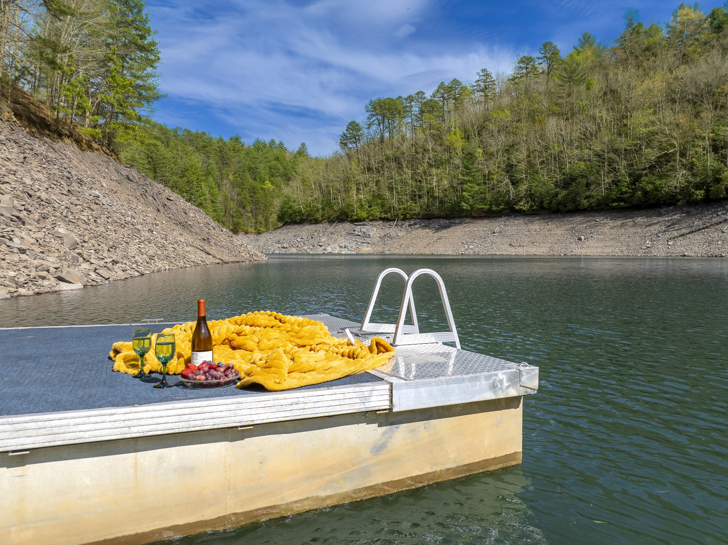 Lakeside Retreat: Relax with wine and a stunning view on your private dock getaway!