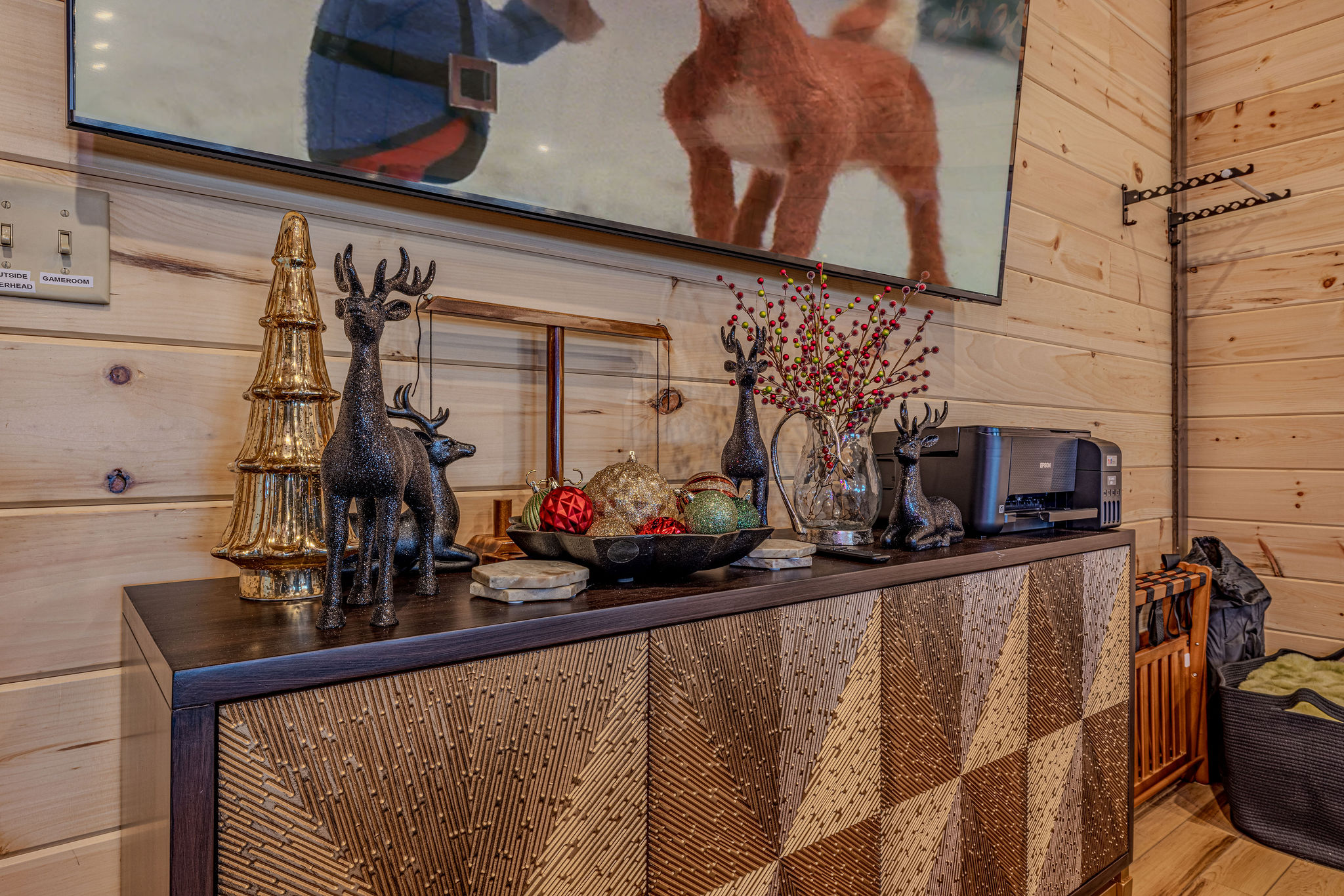 Let the Christmas spirit welcome you home to Tree Top Hideaway