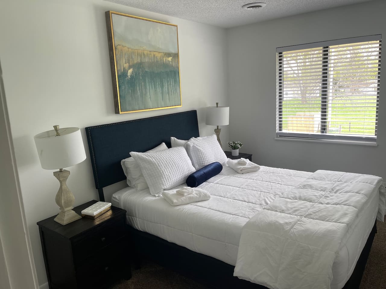 Queen size bedroom 1
