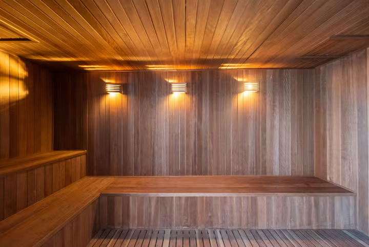 🔥 Sauna seca do condomínio, ideal para relaxar e renovar as energias após o treino.