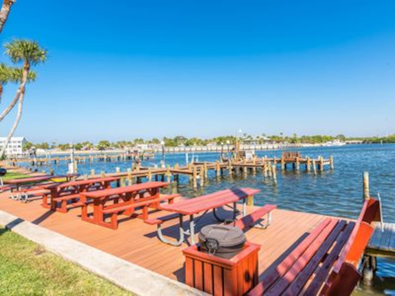 BBQ AND PICNIC AREA ON THE DOCKS