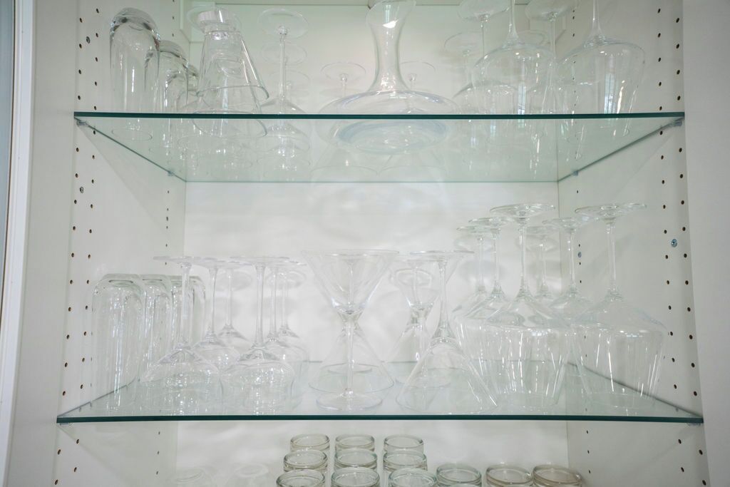 Enjoy your favorite vino or whip up a cocktail with a variety of glassware!