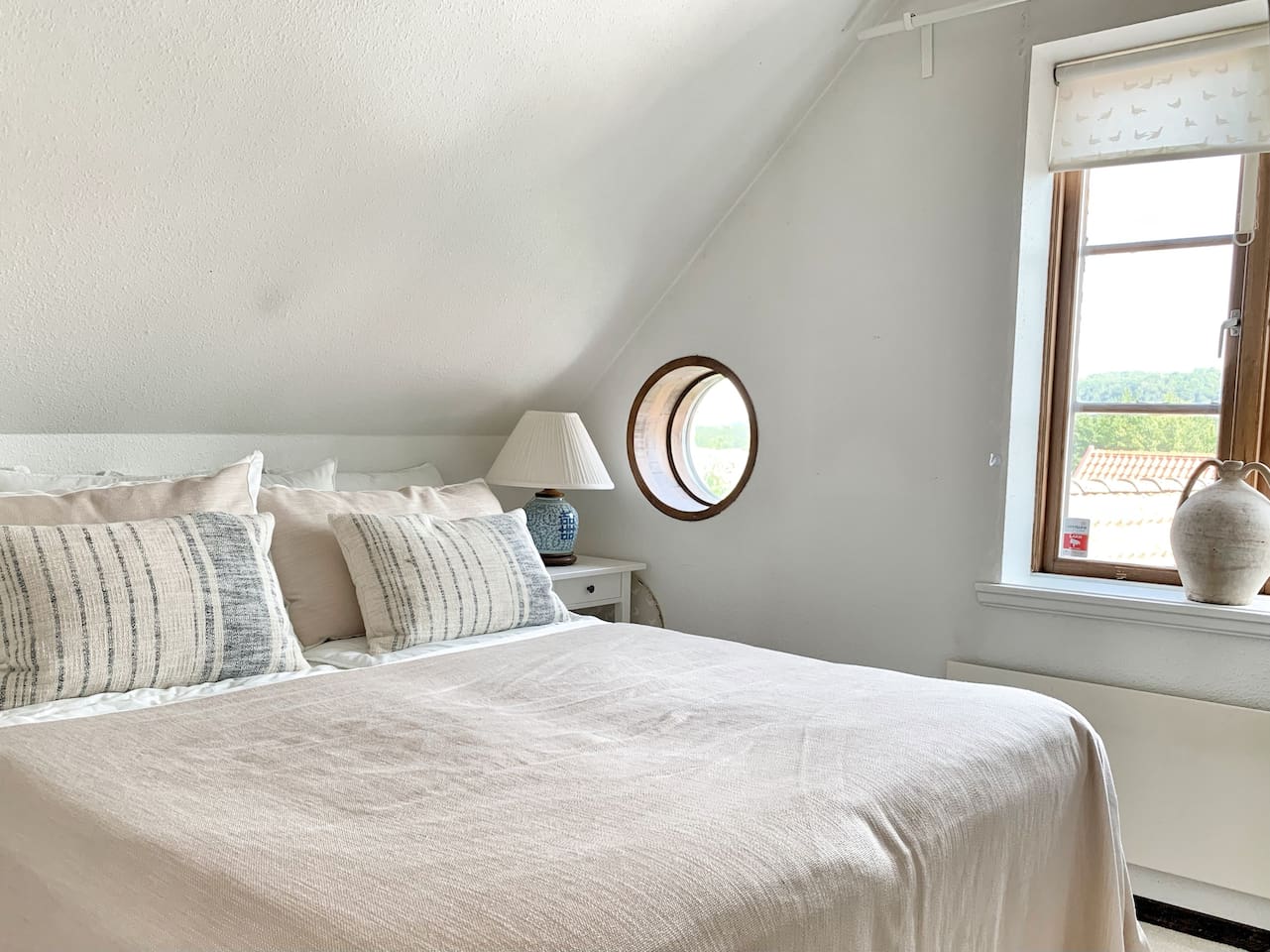 Sovrum med dubbelsäng och garderober en trappa upp. 