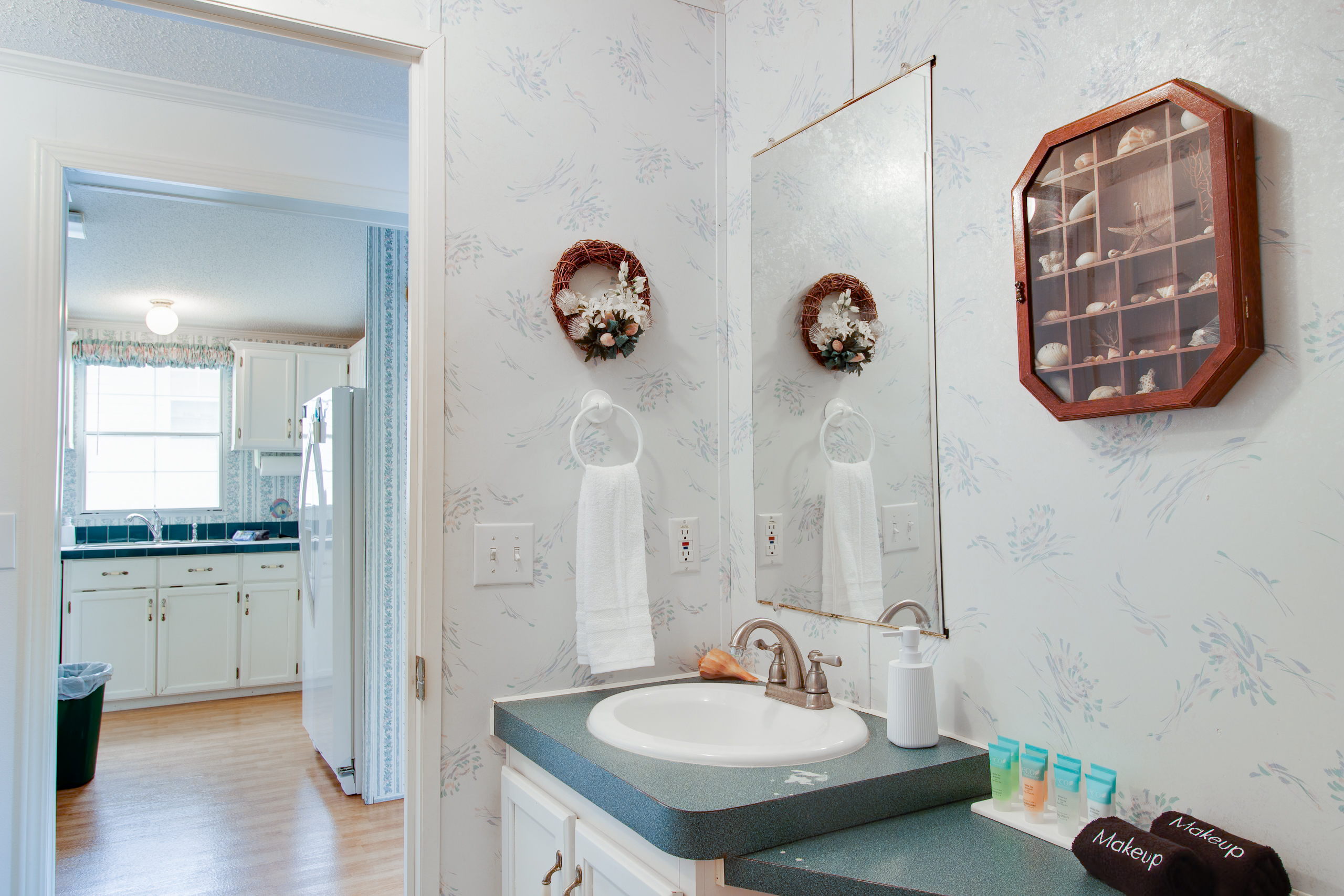 Bathroom 2: Bath Linens & Basic Soaps Provided