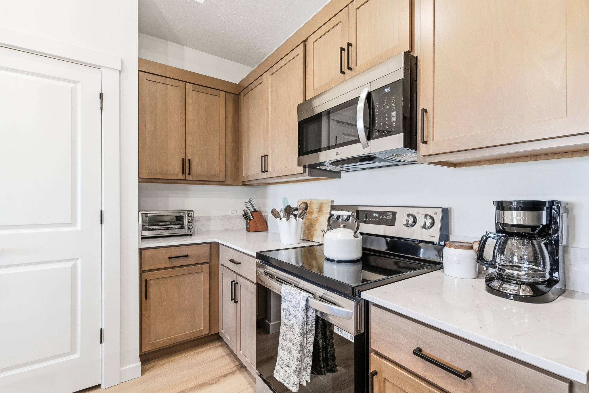 Everything you need, right where you need it. A fully equipped kitchen makes home-cooked breakfasts, late-night snacks, and family favorites easy during your stay.