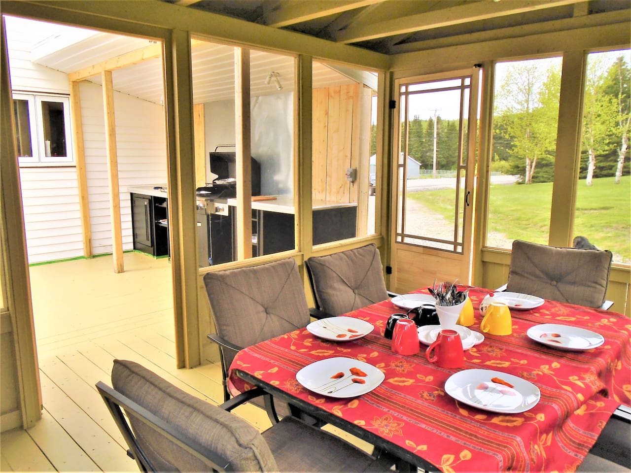 Espace table à manger et BBQ extérieur couvert pour bien profiter du plein air !