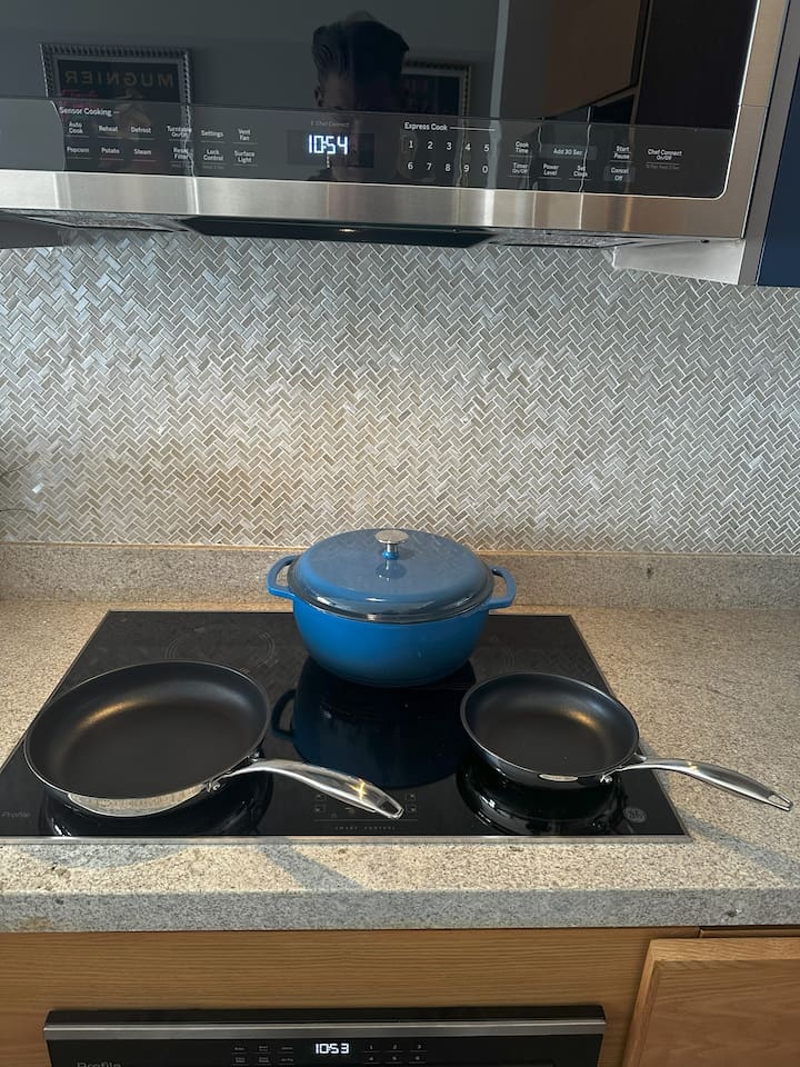 Explore premium fry pans and a stunning blue enameled cast iron Dutch oven (7.3 QT), ideal for creating delicious meals in this modern Cabo kitchen. Prefer not to cook? Inquire about our in-home chefs for a delightful dining experience.
