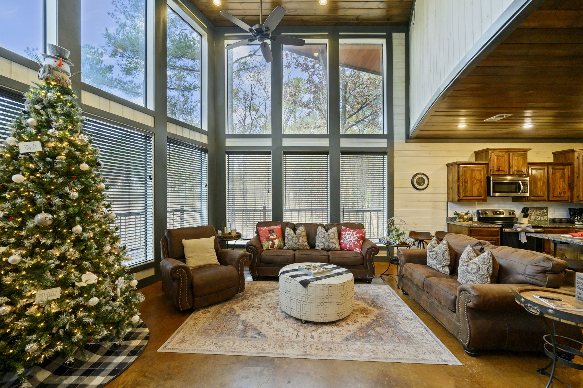 The living room at Round Here Buzz is all comfort and cozy vibes 🌲✨ Sink into the plush seating, enjoy the warm fireplace glow, and unwind in your own peaceful corner of Hochatown. Movie nights and lazy mornings welcome here 💫🕯️ 