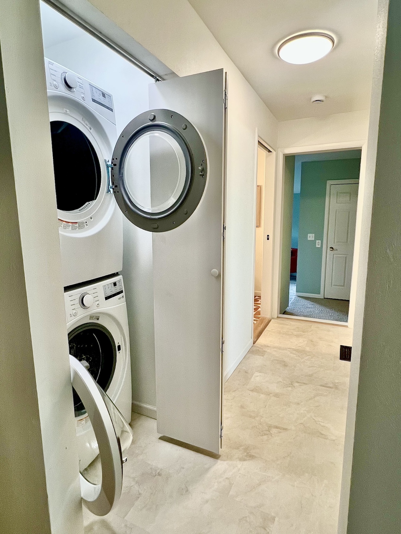 Washer / Dryer, in hallway of main floor 