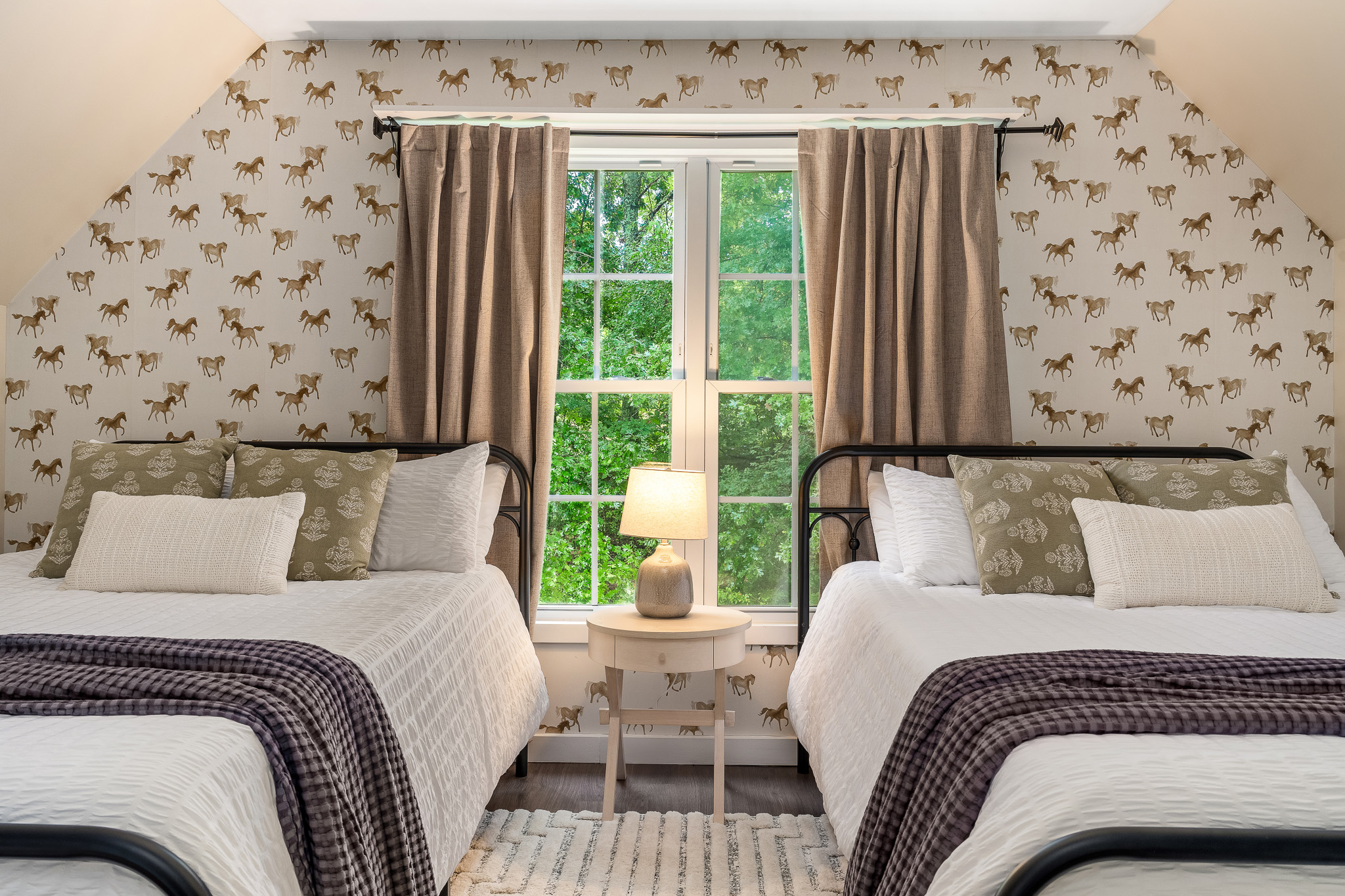 Charming, cozy, and horse-approved With twin queen beds, equestrian wallpaper, and forest views, this upstairs room brings a little Kentucky spirit to your stay. 🐴🛏️🌲