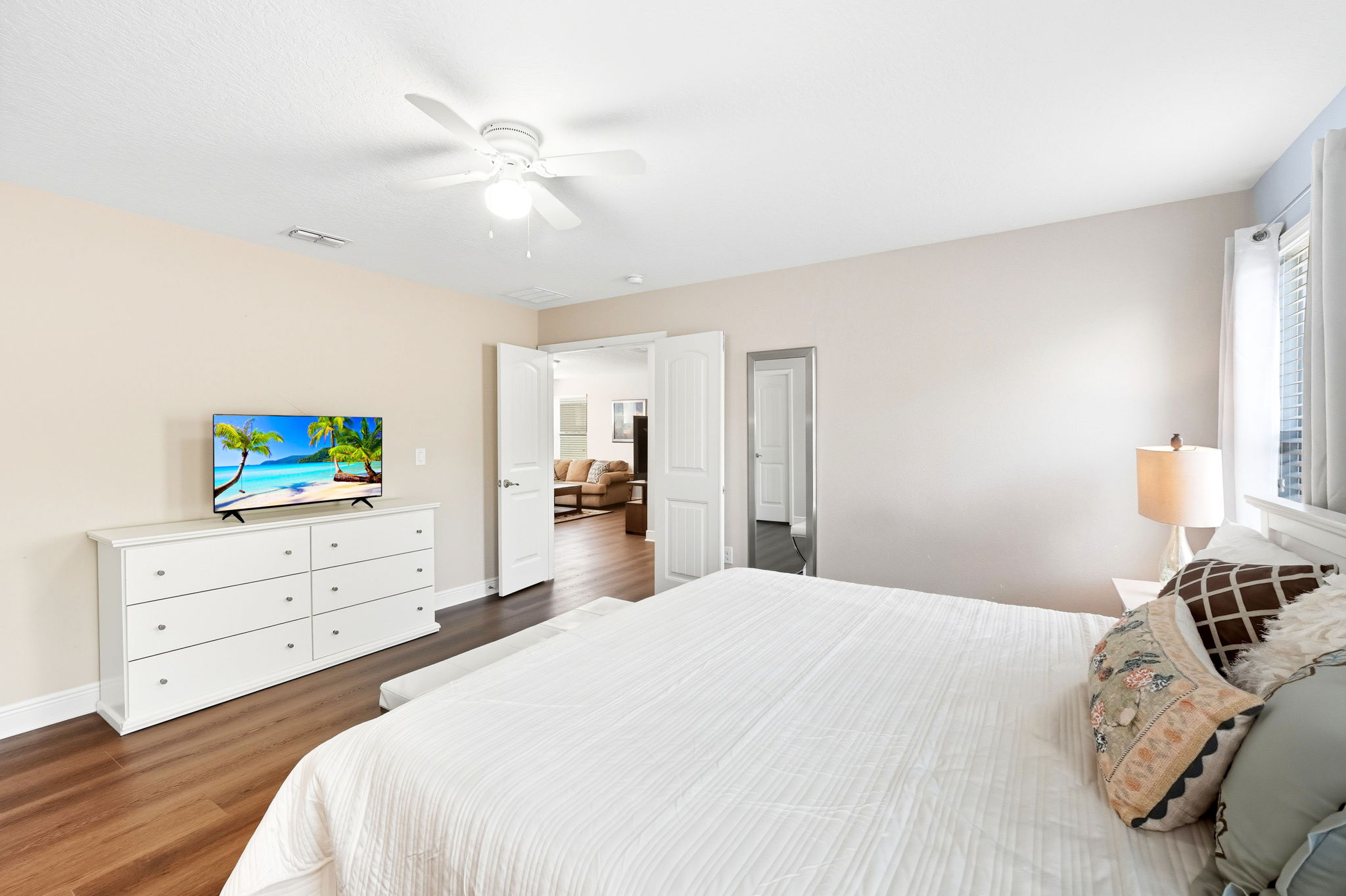 King Ensuite 2nd floor alternate view.