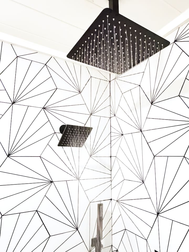 All shower heads work together simultaneously. 